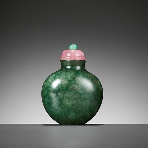 A VERY FINE AND RARE MOTTLED EMERALD-GREEN JADEITE SNUFF BOTTLE, 1780-1880 TRÈS &hellip;