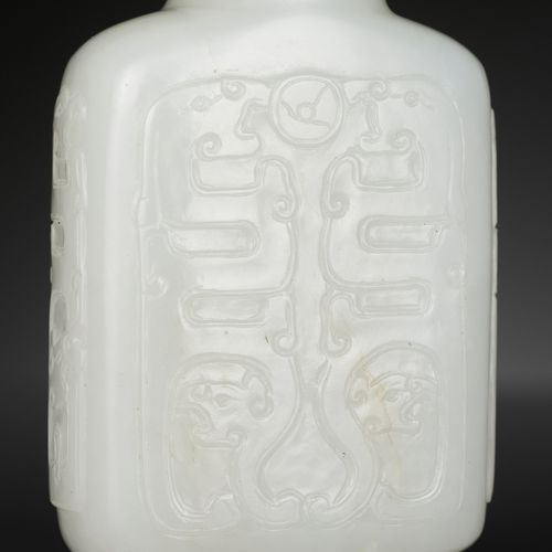 A WHITE JADE 'KUILONG' SNUFF BOTTLE, PROBABLY IMPERIAL, 1750-1820 白玉夔龙鼻烟壶，约为1750&hellip;