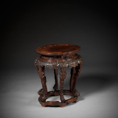 A 'TAOTIE' INCENSE STAND, XIANGJI, QING DYNASTY 
ALBERO A INCENSO 'TAOTIE', XIAN&hellip;