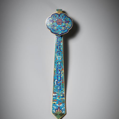 A CLOISONNÉ ENAMEL RUYI SCEPTER, EARLY QING DYNASTY 景泰蓝如意节杖，清朝早期
意见。 17世纪的景泰蓝如意节&hellip;