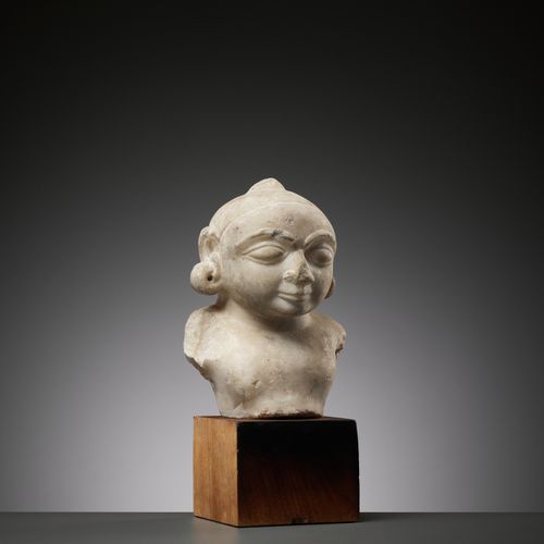 A JAIN WHITE MARBLE BUST OF THE CHILD KRISHNA, 14TH-15TH CENTURY BUSTINO IN MARM&hellip;