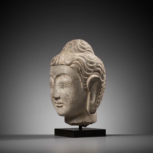 AN EXCEPTIONAL LIMESTONE HEAD OF BUDDHA, NORTHERN QI DYNASTY ECCEZIONALE TESTA D&hellip;