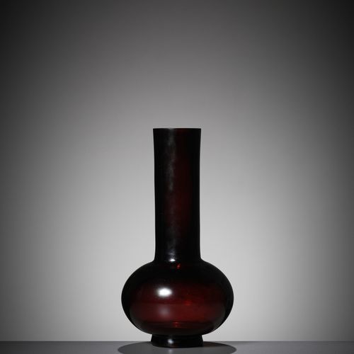 A RUBY-RED GLASS BOTTLE VASE, QIANLONG MARK AND PERIOD VASE POUR BOUTEILLE EN VE&hellip;