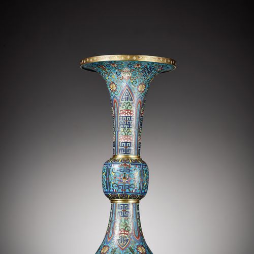 A RARE AND LARGE CLOISONNÉ ENAMEL 'BAJIXIANG' VASE, GU, QIANLONG PERIOD RARO Y G&hellip;