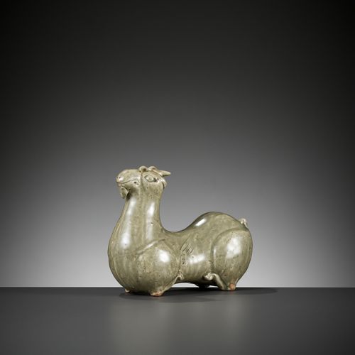 A YUE CELADON-GLAZED FIGURE OF A RAM, WESTERN JIN DYNASTY 西晋时期越窑青瓷公羊像
中国，265-317&hellip;