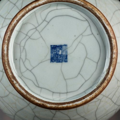 A GE-TYPE VASE, HU, QIANLONG MARK AND PROBABLY OF THE PERIOD JARRON TIPO GE, HU,&hellip;