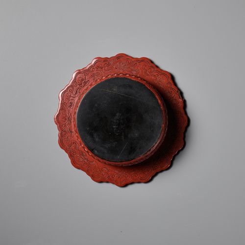 A CARVED CINNABAR LACQUER ZHADOU AND COVER, 18TH CENTURY 一件雕琢的金丝楠木酒壶和盖子，18世纪
中国。&hellip;