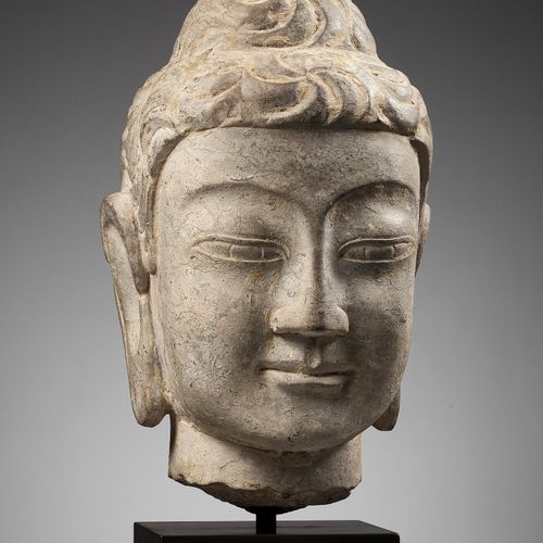 AN EXCEPTIONAL LIMESTONE HEAD OF BUDDHA, NORTHERN QI DYNASTY 一个杰出的石灰石佛像，北齐时期
中国，&hellip;