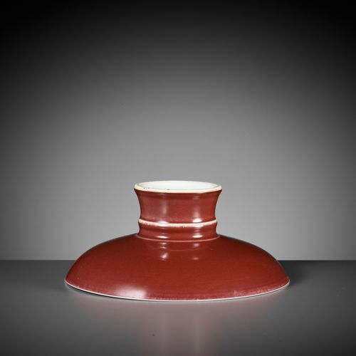 A COPPER-RED GLAZED TAZZA, YONGZHENG MARK AND PERIOD EINE KUPFERROTE GLASIERTE T&hellip;