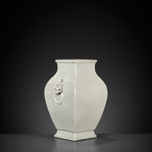 A GUAN-TYPE VASE, FANG HU, YONGZHENG MARK AND PERIOD 一个关公式花瓶，方湖，永正标记和时期
中国，1723-&hellip;