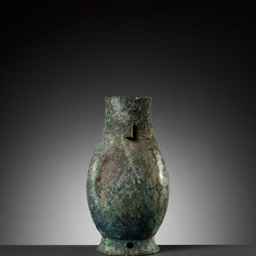 A RARE ARCHAIC BRONZE RITUAL WINE VESSEL, HU, MIDDLE WESTERN ZHOU DYNASTY 
RARE &hellip;