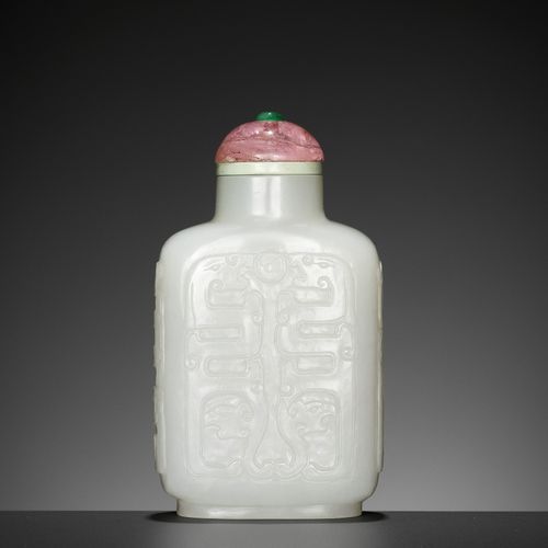 A WHITE JADE 'KUILONG' SNUFF BOTTLE, PROBABLY IMPERIAL, 1750-1820 WEISSE JADE-"K&hellip;