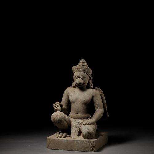 A SANDSTONE GUARDIAN FIGURE DEPICTING GARUDA, KOH KER STYLE FIGURA DI GUARDIANO &hellip;