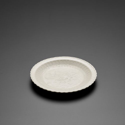 A CHRYSANTHEMUM-SHAPED DINGYAO MOLDED 'CRANE' DISH, JIN DYNASTY 菊花形丁窑模制的 "CRANE &hellip;