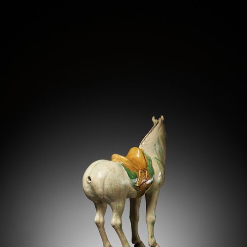 A LARGE SANCAI GLAZED POTTERY FIGURE OF A HORSE, TANG DYNASTY 大型三彩釉陶马像，唐代
中国，618&hellip;