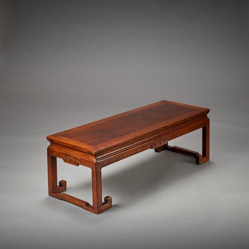 A RARE RECTANGULAR HUANGHUALI KANG TABLE, 18TH CENTURY RARE TABLE RECTANGULAIRE &hellip;