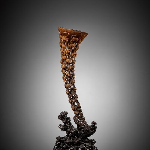 A LARGE FULL-TIP RHINOCEROS HORN CUP, 19TH CENTURY 
大号全尖RHINOCEROS喇叭杯，19世纪


中国，&hellip;