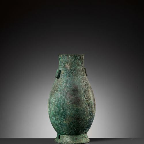 A RARE ARCHAIC BRONZE RITUAL WINE VESSEL, HU, MIDDLE WESTERN ZHOU DYNASTY 
RARO &hellip;