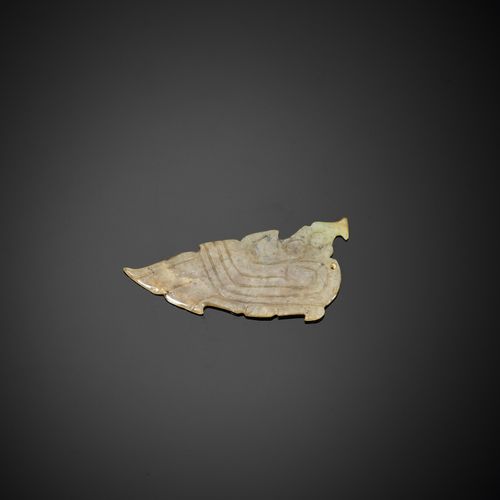 A CELADON JADE 'BIRD' PENDANT, MID-WESTERN ZHOU DYNASTY PENDANT "OISEAU" EN JADE&hellip;