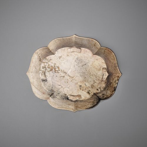 A CHICKEN BONE JADE 'DOUBLE FISH' MARRIAGE BOWL, 17TH-18TH CENTURY VERRE DE MARI&hellip;