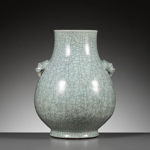 A RARE GUAN-TYPE VASE, HU, QIANLONG MARK AND PERIOD Seltene VASE vom GUAN-Typ, H&hellip;