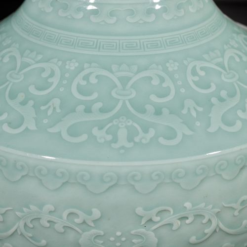 A CARVED CELADON-GLAZED 'LOTUS' VASE, QIANLONG MARK AND PERIOD JARRO TALLADO CON&hellip;