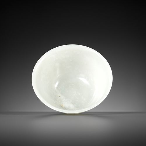 A WHITE JADE BOWL, QIANLONG PERIOD 白玉碗，乾隆时期
意见。 近年来，也许没有其他中国艺术品比乾隆白玉碗更经常被复制，因为其简&hellip;