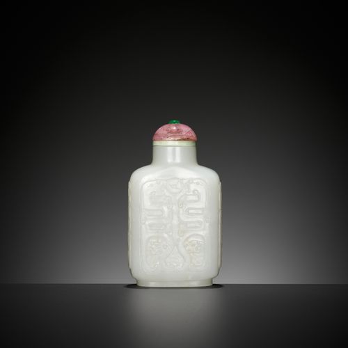 A WHITE JADE 'KUILONG' SNUFF BOTTLE, PROBABLY IMPERIAL, 1750-1820 WEISSE JADE-"K&hellip;