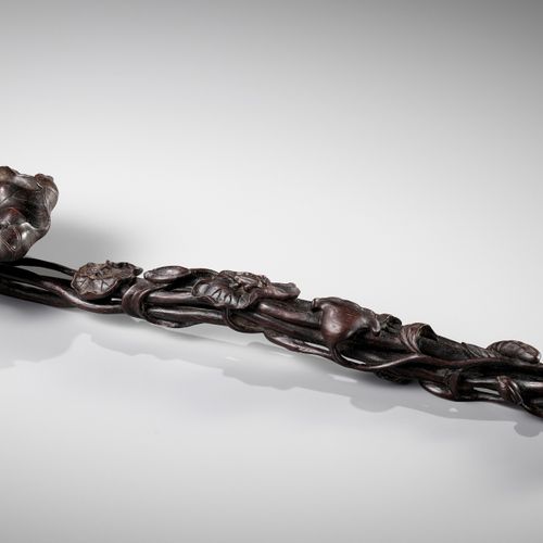 A ZITAN WOOD 'LOTUS' RUYI SCEPTER, PROBABLY IMPERIAL CÉPTER RUYI DE MADERA DE ZI&hellip;