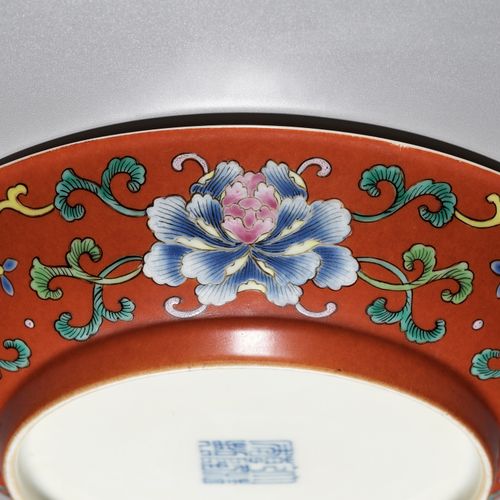 A FALANGCAI 'PEONIES AND WUFU' CORAL-GROUND DISH, QIANLONG MARK AND PERIOD 珊瑚圆盘，&hellip;