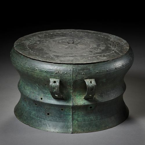 A BRONZE DRUM, HAN DYNASTY 青铜鼓，汉代
中国，公元前202年-公元220年。圆鼓支撑在一个有腰的底座上，顶部和侧面浮雕有多个同心的几&hellip;