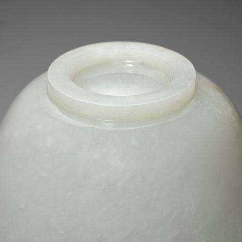A WHITE JADE BOWL, QIANLONG PERIOD 白玉碗，乾隆时期
意见。 近年来，也许没有其他中国艺术品比乾隆白玉碗更经常被复制，因为其简&hellip;