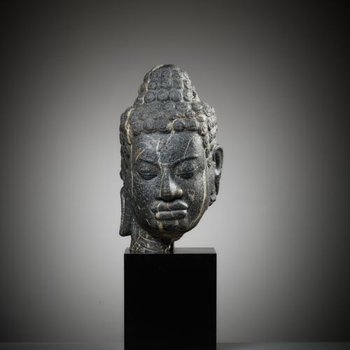 A MONUMENTAL STONE HEAD OF BUDDHA, MON-DVARAVATI PERIOD CABEZA MONUMENTAL DE PIE&hellip;