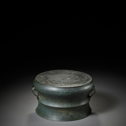 A BRONZE DRUM, HAN DYNASTY 青铜鼓，汉代
中国，公元前202年-公元220年。圆鼓支撑在一个有腰的底座上，顶部和侧面浮雕有多个同心的几&hellip;