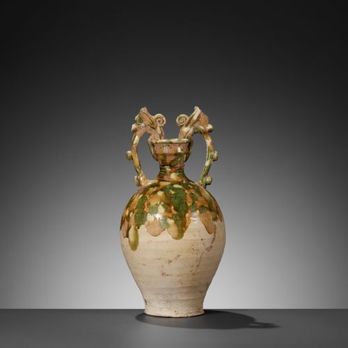 A SMALL SANCAI-GLAZED POTTERY AMPHORA, TANG DYNASTY 小型三彩釉面陶器 AMPHORA，唐代
中国，618-9&hellip;