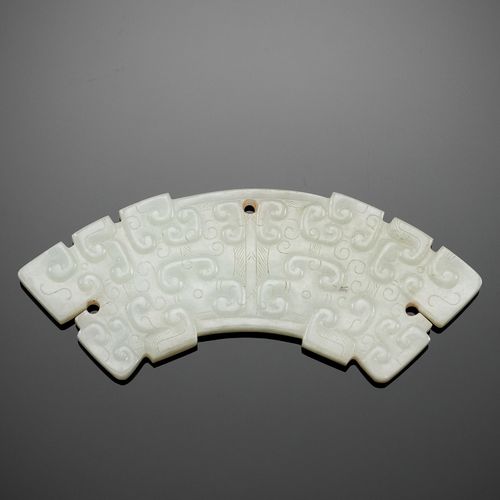 A WHITE JADE PENDANT, HUANG, EASTERN ZHOU DYNASTY 白玉吊坠，黄，东周王朝
中国，公元前8-3世纪。弧形黄的每一&hellip;