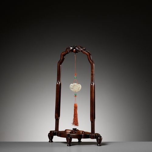 A WHITE JADE POMANDER AND MATCHING WOOD STAND, QIANLONG 白玉佩及配套的木架，钱龙
中国，1736-179&hellip;