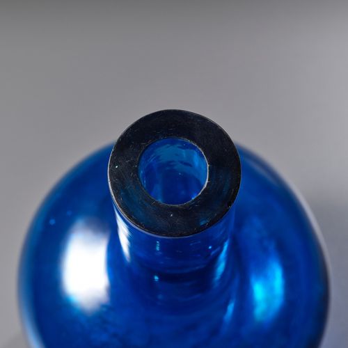 A RARE AQUAMARINE BLUE GLASS BOTTLE VASE, QIANLONG MARK AND PERIOD RARE VASE POU&hellip;