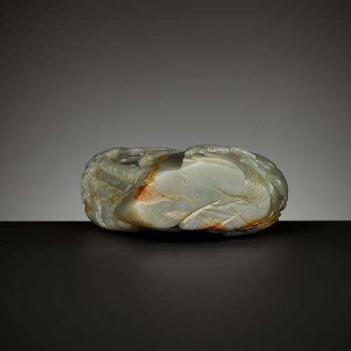 A CELADON AND RUSSET JADE 'DEER AND CRANE' BOULDER, 18TH CENTURY 瓷器和俄罗斯玉石 "鹿和铁轮 &hellip;