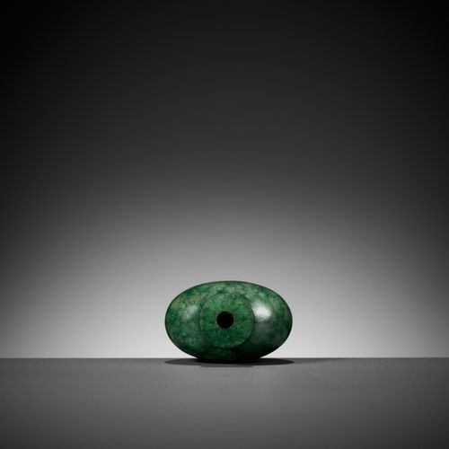 A VERY FINE AND RARE MOTTLED EMERALD-GREEN JADEITE SNUFF BOTTLE, 1780-1880 A VER&hellip;