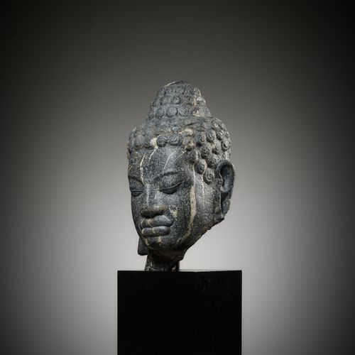 A MONUMENTAL STONE HEAD OF BUDDHA, MON-DVARAVATI PERIOD TÊTE MONUMENTALE EN PIER&hellip;