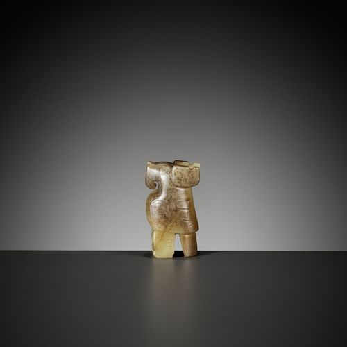 AN IMPORTANT AND RARE CELADON JADE CARVING OF AN OWL, LATE SHANG DYNASTY 一件重要而罕见&hellip;