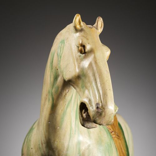 A LARGE SANCAI GLAZED POTTERY FIGURE OF A HORSE, TANG DYNASTY 大型三彩釉陶马像，唐代
中国，618&hellip;