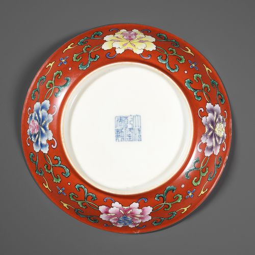 A FALANGCAI 'PEONIES AND WUFU' CORAL-GROUND DISH, QIANLONG MARK AND PERIOD 珊瑚圆盘，&hellip;