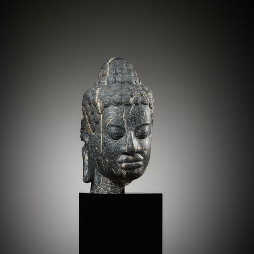 A MONUMENTAL STONE HEAD OF BUDDHA, MON-DVARAVATI PERIOD MONUMENTALER STEINKOPF D&hellip;