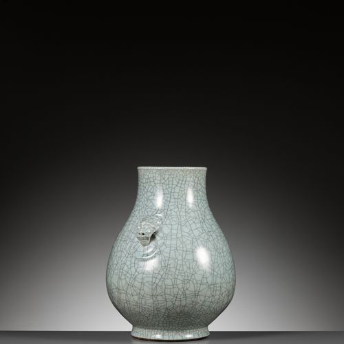 A RARE GUAN-TYPE VASE, HU, QIANLONG MARK AND PERIOD Seltene VASE vom GUAN-Typ, H&hellip;