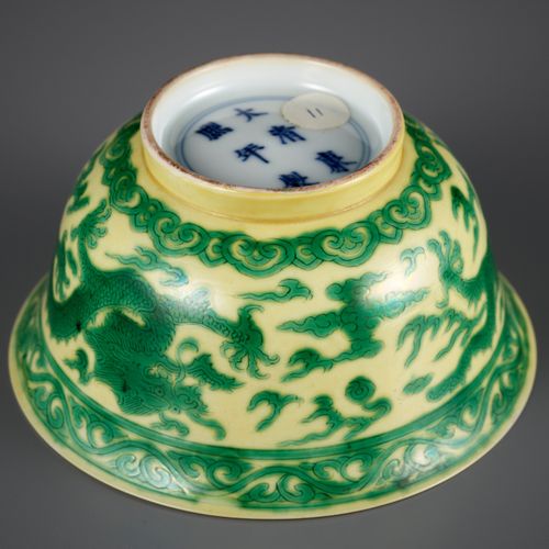 A YELLOW-GROUND GREEN-ENAMELED 'DRAGON' BOWL, KANGXI MARK AND PERIOD VERRE "DRAG&hellip;