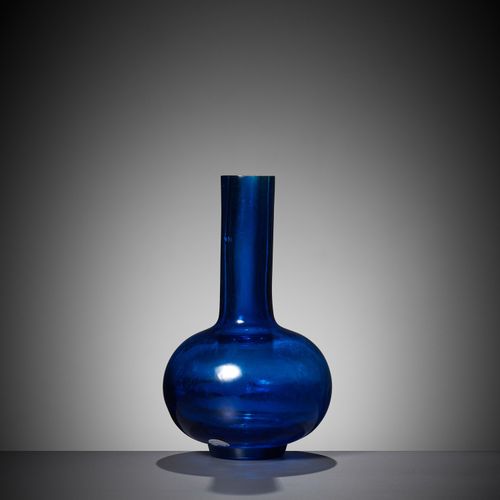 A RARE AQUAMARINE BLUE GLASS BOTTLE VASE, QIANLONG MARK AND PERIOD RARE VASE POU&hellip;