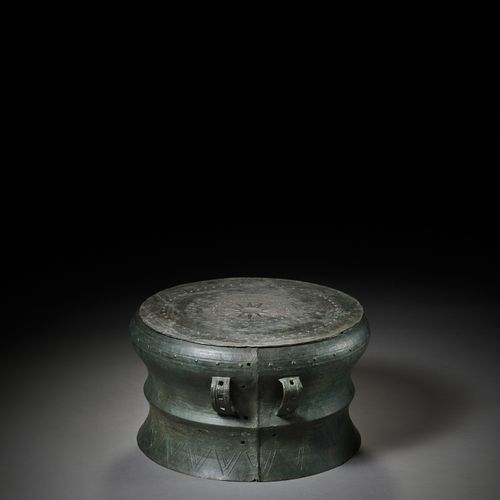 A BRONZE DRUM, HAN DYNASTY 青铜鼓，汉代
中国，公元前202年-公元220年。圆鼓支撑在一个有腰的底座上，顶部和侧面浮雕有多个同心的几&hellip;
