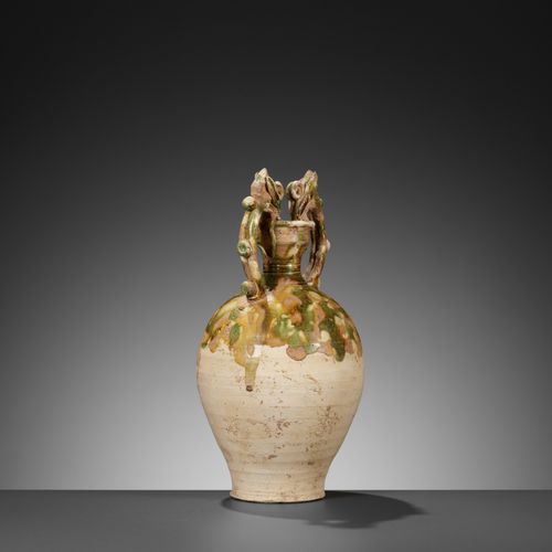 A SMALL SANCAI-GLAZED POTTERY AMPHORA, TANG DYNASTY 小型三彩釉面陶器 AMPHORA，唐代
中国，618-9&hellip;